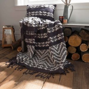Create a Cosy Atmosphere at Home With Blankets and Throws